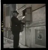 1950. Frankrike. Brevbärare vid postlåda