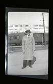 Porträtt av en man på perrong, tågstation.