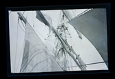 Arbete med segel i masten på ett fartyg.