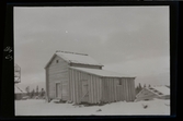 Fotografens anteckning: På dito gård (Karl Anton Holmbergs gård); matbod med nygjord dörr och mangelbod.