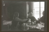Fotografens anteckning: Kaffebordet i dito (August Holmströms) gård med samma personer (August Holmström, Carin Holmström, Gottfrid Pettersson).