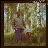 2373/51 Astra Gammal man på promenad med barn för Know How