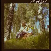 2373/51 Astra Gammal man på promenad med barn för Know How