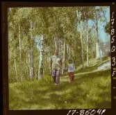 2373/51 Astra Gammal man på promenad med barn för Know How