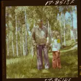 2373/51 Astra Gammal man på promenad med barn för Know How