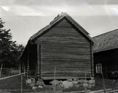 En ekonomibyggnad med korsknutar i Harg.