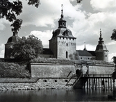 Kalmar slott med vindbrygga och vallgrav.