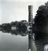 Gamla vattentornet och befästningsverk vid systraströmmen.