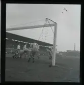 Norrköping-Göteborgskamraterna fotboll 6-1. 29-4-45. Skott på mål.