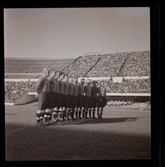 Rysk fotboll i Helsingfors mot Stockholms-kombinationen. Laguppställning på plan, publik i bakgrunden på arenans läktare.