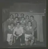 Östra Reals segrande handbollslag. Bakre raden från vänster: Lennart Palmgren, Arne Leijon, Jan Cederin, Sten Söderberg och lagledaren Lars Hoff. Mellanraden från vänster Folke Gustafsson och Lennart Paus, främre raden från vänster Lennart Alerius, Kurt Rydén och Arne Möller.