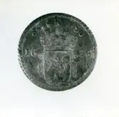 Arboga sf, Heliga Trefaldighets kyrka.
Mynt funna i solkulan i kyrkspiran 9/5 1974.