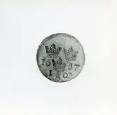 Arboga sf, Heliga Trefaldighets kyrka.
Mynt funna i solkulan i kyrkspiran 9/5 1974.