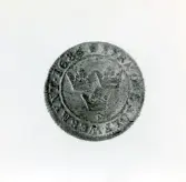 Arboga sf, Heliga Trefaldighets kyrka.
Mynt funna i solkulan i kyrkspiran 9/5 1974.