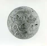 Arboga sf, Heliga Trefaldighets kyrka.
Mynt funna i solkulan i kyrkspiran 9/5 1974.