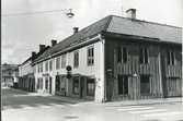 Arboga sf, kv. Garvaregården.
Byggnad med diverse butiker. Slutet 1960-talet.