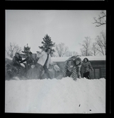 Hellasgården, Ringblom med fru på trappan samt skidåkaren Göte Andersson, 15-12-1944.