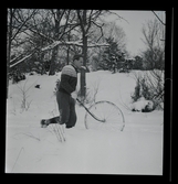Hellasgården, Ringblom med fru på trappan samt skidåkaren Göte Andersson, 15-12-1944.