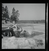 Hellasgården, Ringblom med fru på trappan samt skidåkaren Göte Andersson, 15-12-1944.