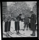 Hellasgården, Ringblom med fru på trappan samt skidåkaren Göte Andersson, 15-12-1944.