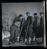 Hellasgården, Ringblom med fru på trappan samt skidåkaren Göte Andersson, 15-12-1944.