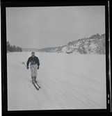 Hellasgården, Ringblom med fru på trappan samt skidåkaren Göte Andersson, 15-12-1944.