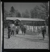 Hellasgården, Ringblom med fru på trappan samt skidåkaren Göte Andersson, 15-12-1944.