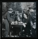 Hellasgården, Ringblom med fru på trappan samt skidåkaren Göte Andersson, 15-12-1944.