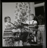 Narving Arvid, familjen, Södertälje, 1946 (barnen i julförberedelser).