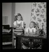 Narving Arvid, familjen, Södertälje, 1946 (barnen i julförberedelser).