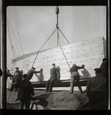 Rederi AB Nordstjernan. Ilastning av första flygplan på svensk båt till utlandet, 1947.