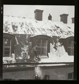 Snöskottare på taket till Vattenfallsstyrelsen, 1 februari 1945.