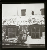 Snöskottare på taket till Vattenfallsstyrelsen, 1 februari 1945.