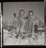 Skidåkande småflickor. Från vänster Rydholm och Christer Grunbeck.