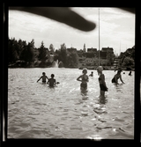 Småbarn, badet Kumlasjön.