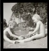 Småbarn dricker vatten vid en pump, 14 juli 1945.