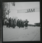 Hofors, skidtävling, varvlopp med Nisse Täpp som  segrar före Östensson, 31 december 1944.