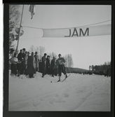 Hofors, skidtävling, varvlopp med Nisse Täpp som  segrar före Östensson, 31 december 1944.