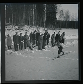 Hofors, skidtävling, varvlopp med Nisse Täpp som  segrar före Östensson, 31 december 1944.