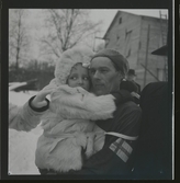 Kurrikala, Jussi, Finland, 1945 med en fisnk flykting-flicka (från loppet i Mora).