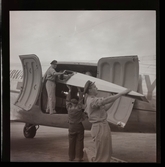 Kanotisterna kommer hem från Belgien, 1947. Första gång som kanoter fraktas med flygplan.