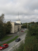 Vy från vägbron vid Stensjögatan mot industribyggnader vid Kvarnbygatan i Mölndals Kvarnby, år 2007. Närmast ses huset 