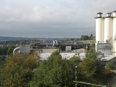 Vy över järnvägen mot Soabs fabriksbyggnader i Mölndals Kvarnby, år 2007. Anläggningen användes vid fototillfället av Hexion Speciality Chemicals Sweden AB.