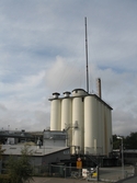 Silobyggnaden vid Soabs industrianläggning i Mölndals Kvarnby, år 2007. Anläggningen användes vid fototillfället av Hexion Speciality Chemicals Sweden AB.