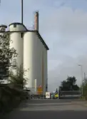 Väg upp mot silobyggnaden vid Soabs industrianläggning i Mölndals Kvarnby, år 2007. Anläggningen användes vid fototillfället av Hexion Speciality Chemicals Sweden AB. Till höger gångbro över järnvägen.