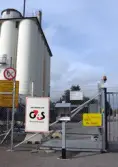 Grind och stängsel med diverse skyltar vid silobyggnaden på Soabs industrianläggning i Mölndals Kvarnby, år 2007. Anläggningen användes vid fototillfället av Hexion Speciality Chemicals Sweden AB.