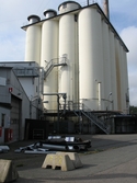 Silobyggnaden vid Soabs industrianläggning i Mölndals Kvarnby, år 2007. Anläggningen användes vid fototillfället av Hexion Speciality Chemicals Sweden AB.