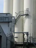 Silobyggnaden vid Soabs industrianläggning i Mölndals Kvarnby, år 2007. Anläggningen användes vid fototillfället av Hexion Speciality Chemicals Sweden AB.