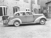 Personbil med gengasaggregat under andra världskriget. Eftersom importen av bensin och annat fordonsbränsle förhindrades under kriget användes i Sverige och Finland gengas som drivmedel. Bilden beställdes av Monark.