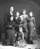 Ateljéfoto. Wilhelm Ranch sittande i mitten med sex av sina barn omkring sig: stående från vänster Djonn Ranch, Wilhelm Ranch, Agnes Bergqvist, Hulda Ranch (gift Lindh). Sittande: Mathilda Ranch, Wilhelm Ranch, Nathalia Ranch. Fadern grundade sin fotoateljé i Varberg 1872 och Mathilda övertog den 1882.